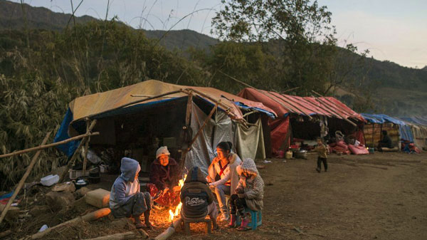 Hundreds of families escape Myanmar 